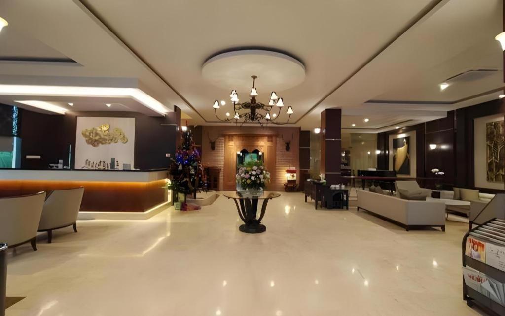 Narita Classic Hotel Surabaya Ngoại thất bức ảnh