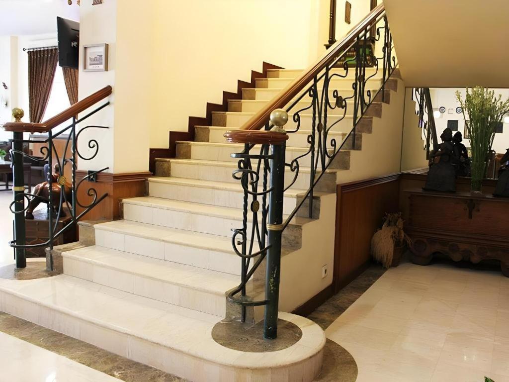 Narita Classic Hotel Surabaya Ngoại thất bức ảnh