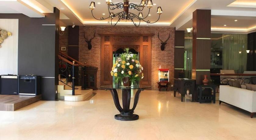 Narita Classic Hotel Surabaya Ngoại thất bức ảnh