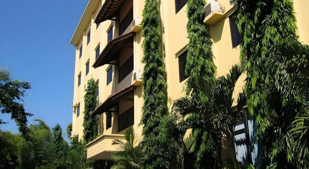 Narita Classic Hotel Surabaya Ngoại thất bức ảnh