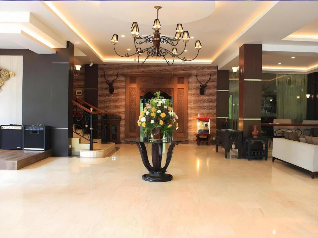 Narita Classic Hotel Surabaya Ngoại thất bức ảnh